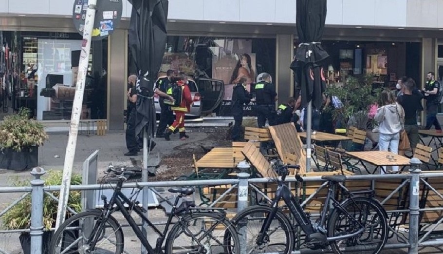 Αυτοκίνητο έπεσε σε πλήθος στο Βερολίνο – Ένας νεκρός