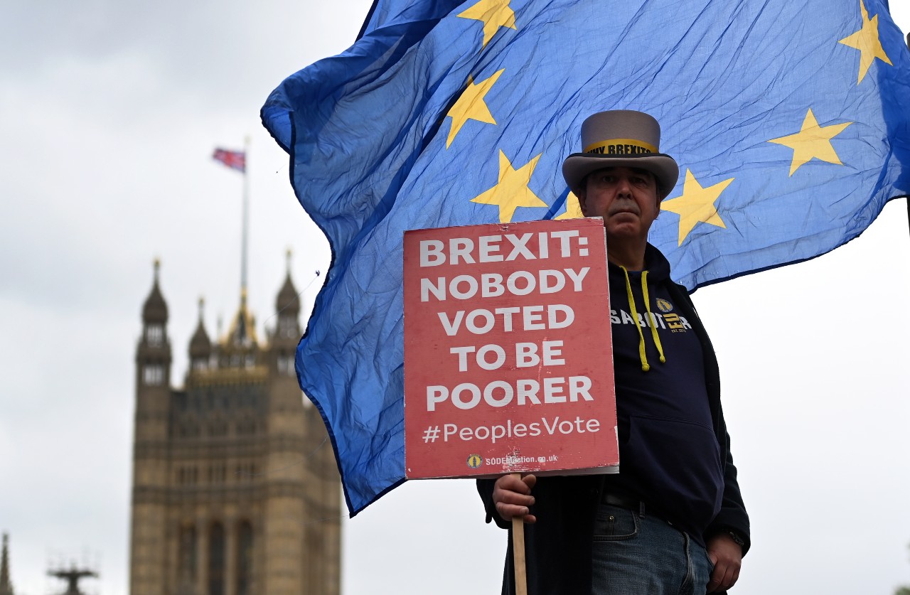 Διαμαρτυρία για το Brexit έξω από το βρετανικό κοινοβούλιο το Μάιο © EPA/ANDY RAIN