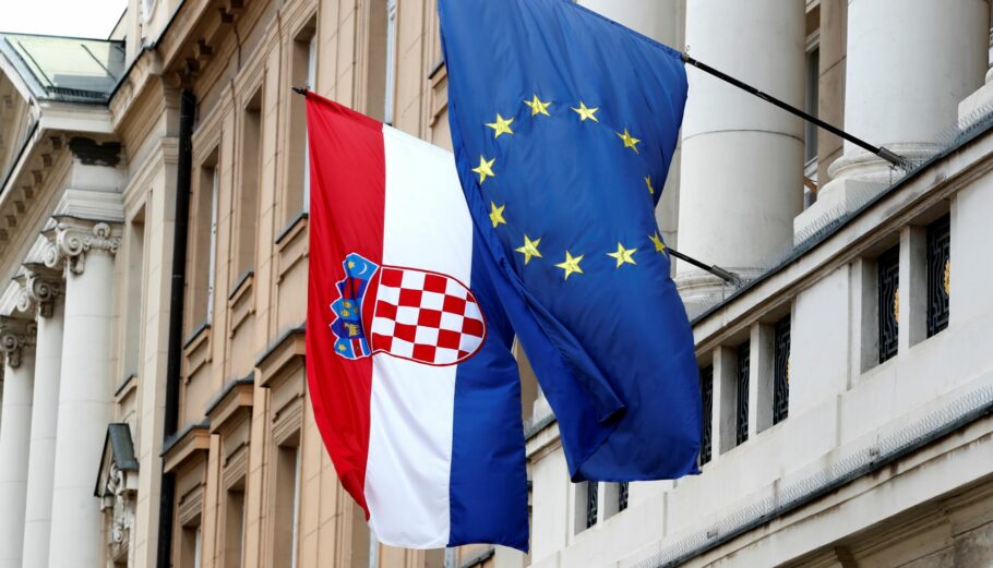 Οι σημαίες της Κροατίας και της ΕΕ ©EPA/ANTONIO BAT