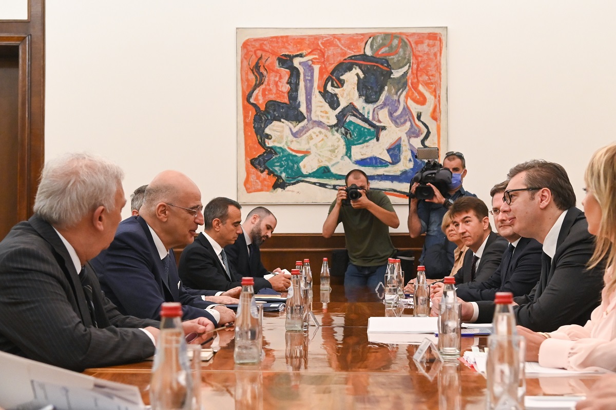 Στο Βελιγράδι ο Δένδιας – Τετ α τετ με τον Βούτσιτς