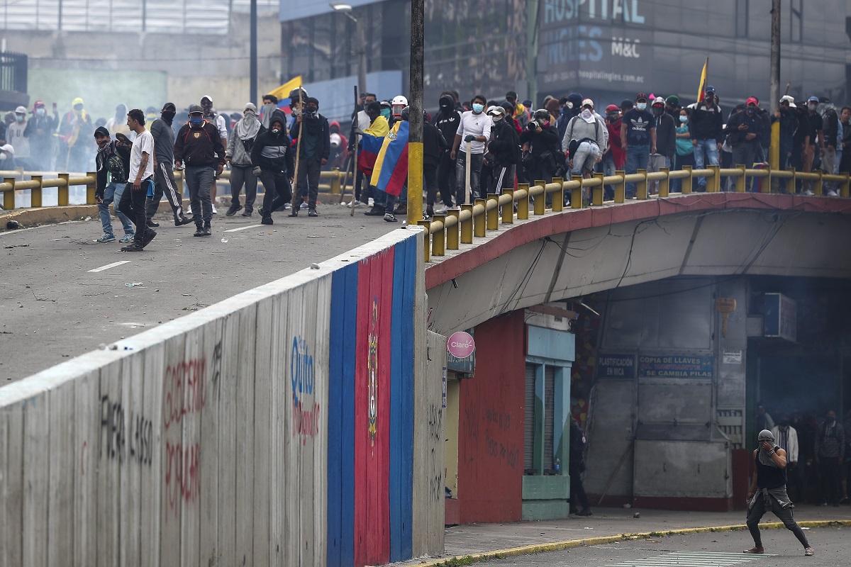 Συγκρούσεις διαδηλωτών με αστυνομία ταραχών κατά τη διάρκεια διαδηλώσεων στους δρόμους του Κίτο, Εκουαδόρ @EPA/Jose Jacome