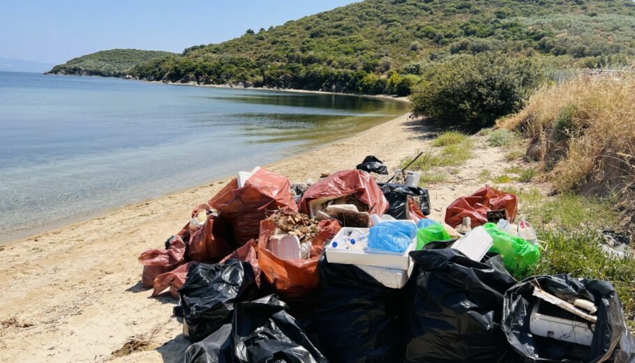 Kαθαρισμός παραλίας για την Παγκόσμια Ημέρα Περιβάλλοντος © Energean