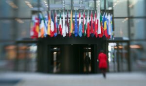 Ε.Ε: Η επίθεση των “έξω” και η αδράνεια εντός των τειχών