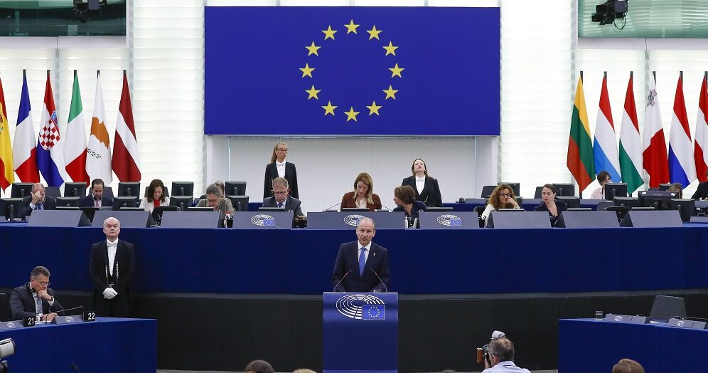 Ευρωβουλευτές εναντίον ουγγρικού βέτο για τη φορολογική συμφωνία