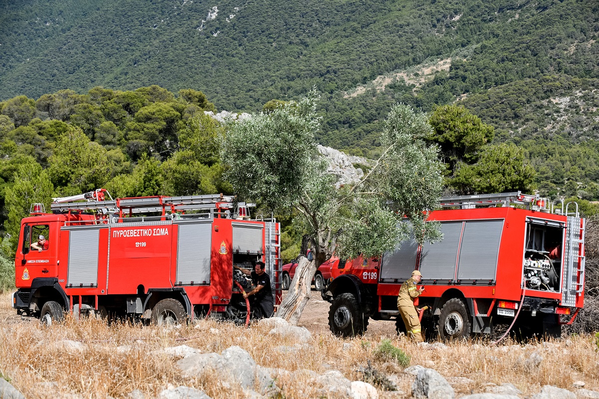 Υπό έλεγχο οι πυρκαγιές σε Λουτράκι – Αγ. Θεοδώρους