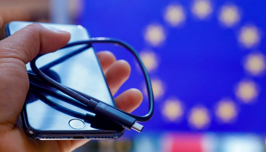 Iphone με φορτιστή USB-C ©EPA/JULIEN WARNAND