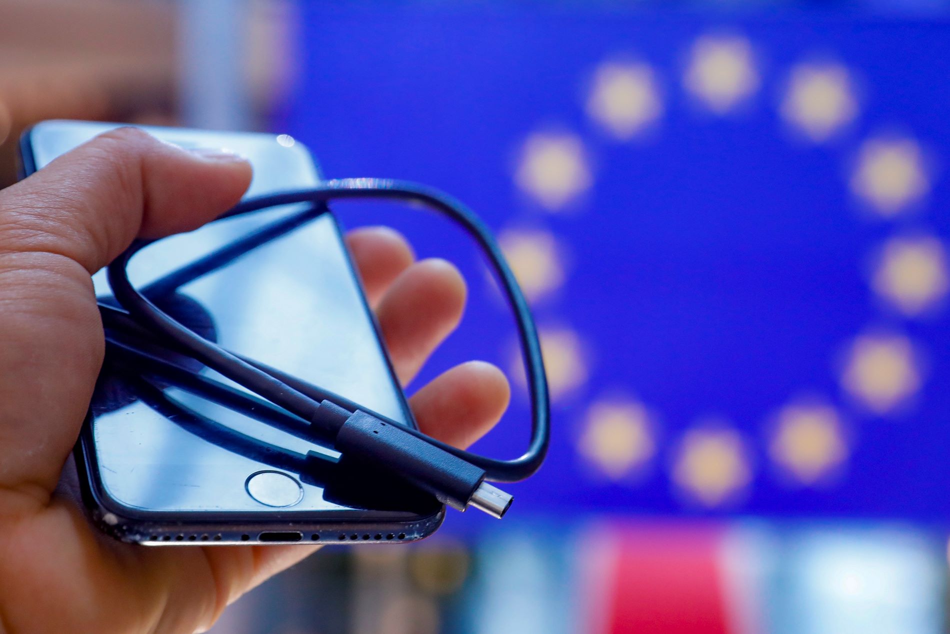 Apple: Αλλάζει με USB-C τις θύρες φόρτωσης των iPhone