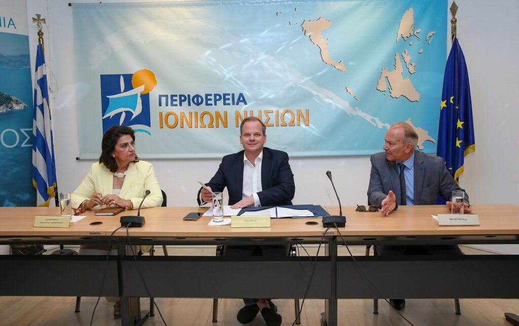 Ο Κώστας Καραμανλής σε σύσκεψη στην Περιφέρεια Ιονίων Νήσων © ΔΤ