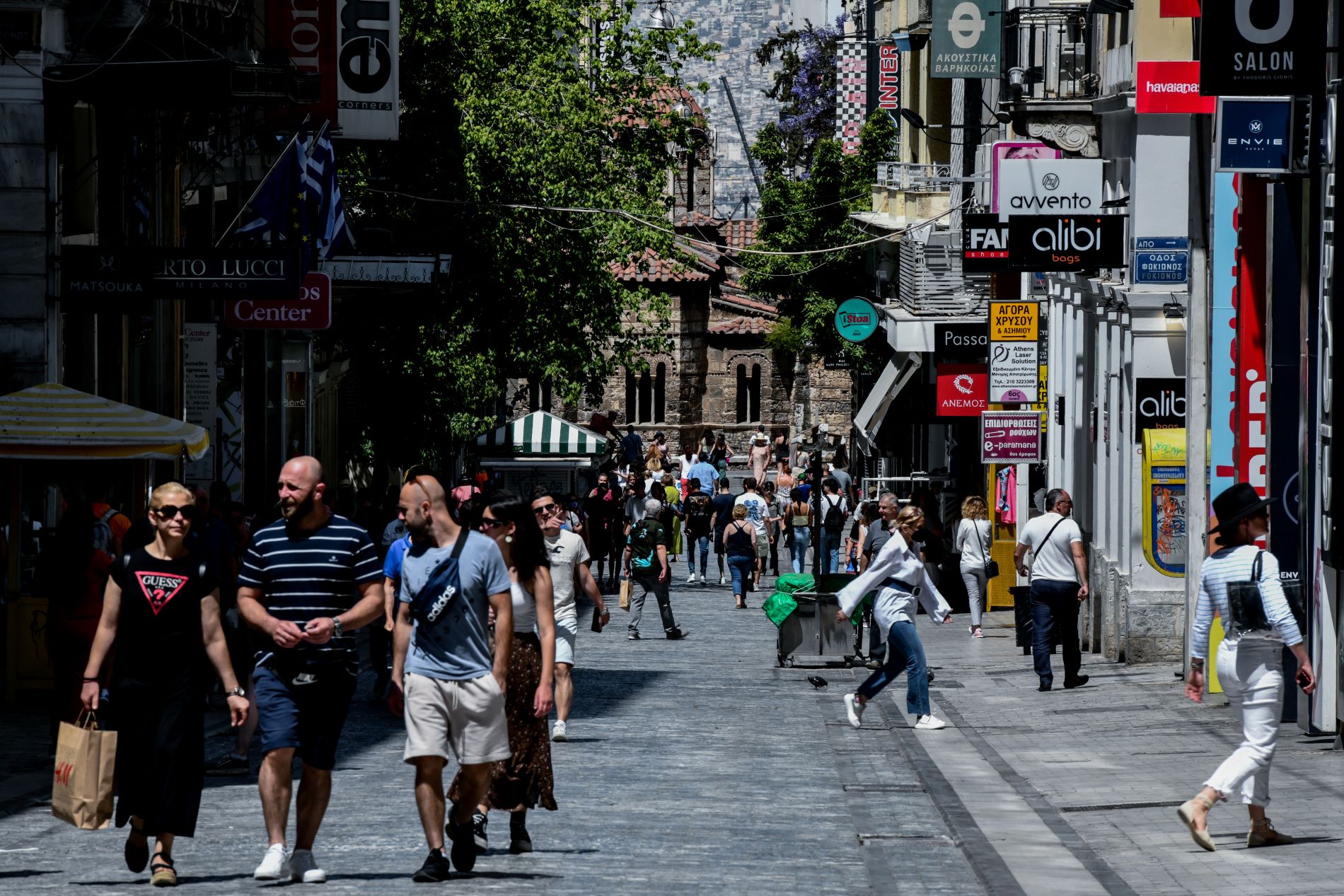 Κόσμος στην οδό Ερμού ©Eurokinissi