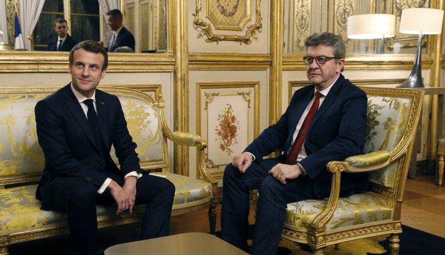 Ο γάλλος πρόεδρος Εμανουέλ Μακρόν με τον Ζαν Λυκ  Μελανσόν© EPA/Michel Euler / POOL