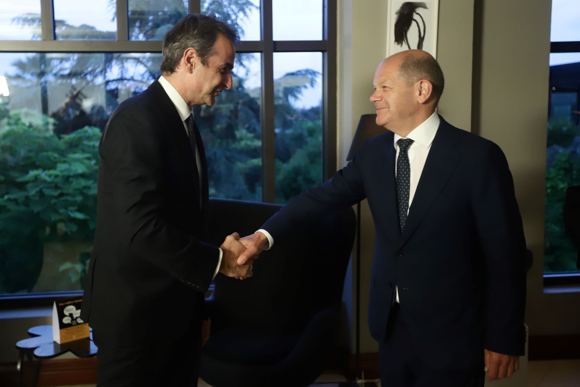 Στιγμιότυπο από τη συνάντηση του Κυρ. Μητσοτάκη με τον Όλαφ Σολτς ©Eurokinissi