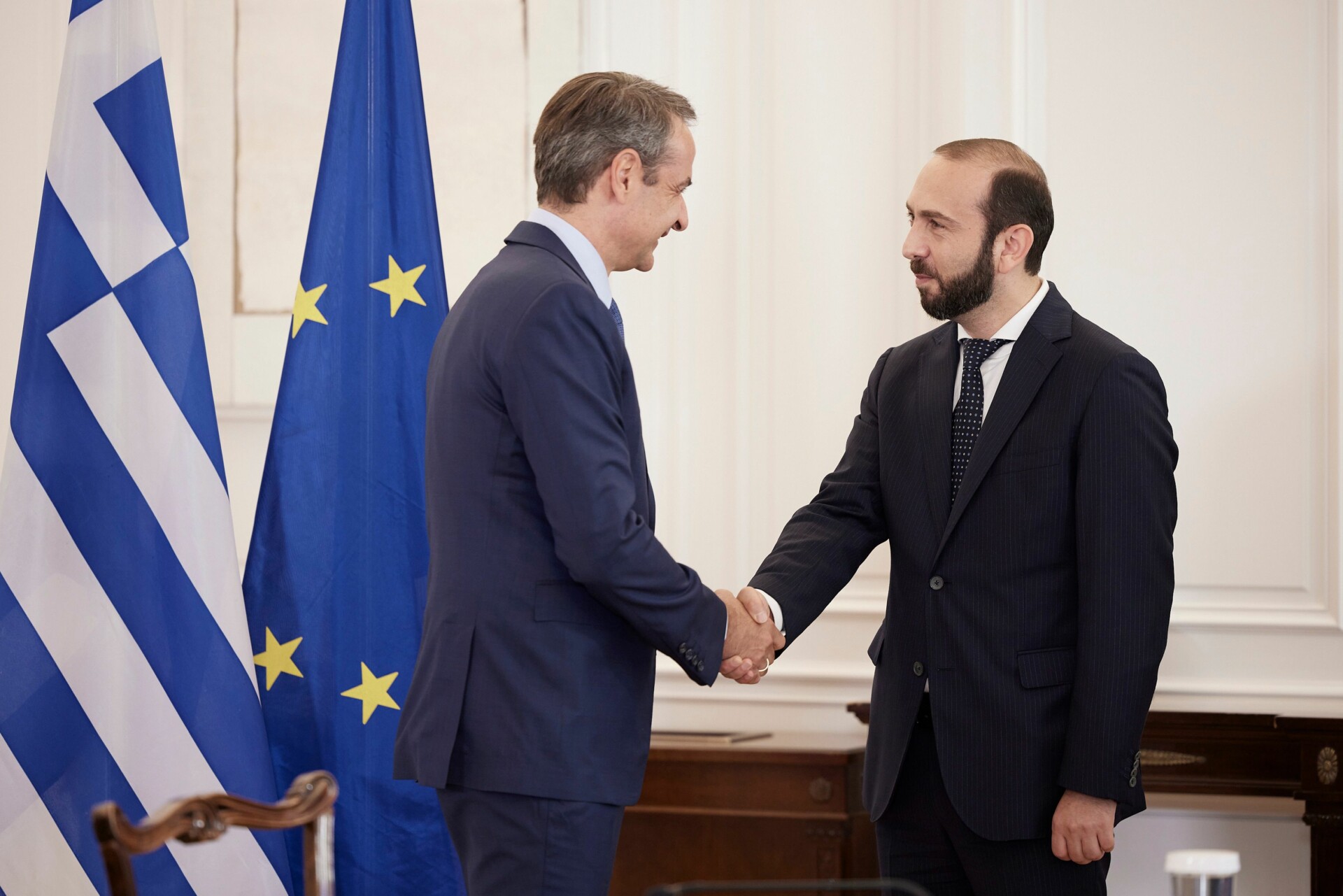 Συνάντηση Μητσοτάκη με τον υπουργό Εξωτερικών της Αρμενίας