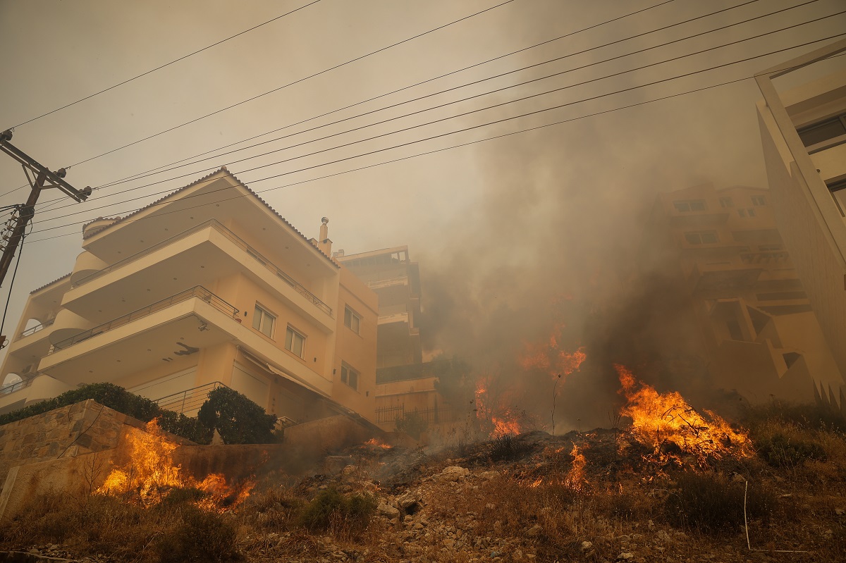 Φωτιά στη Βούλα: Εκκενώνονται οικισμοί – Εικόνες καταστροφής
