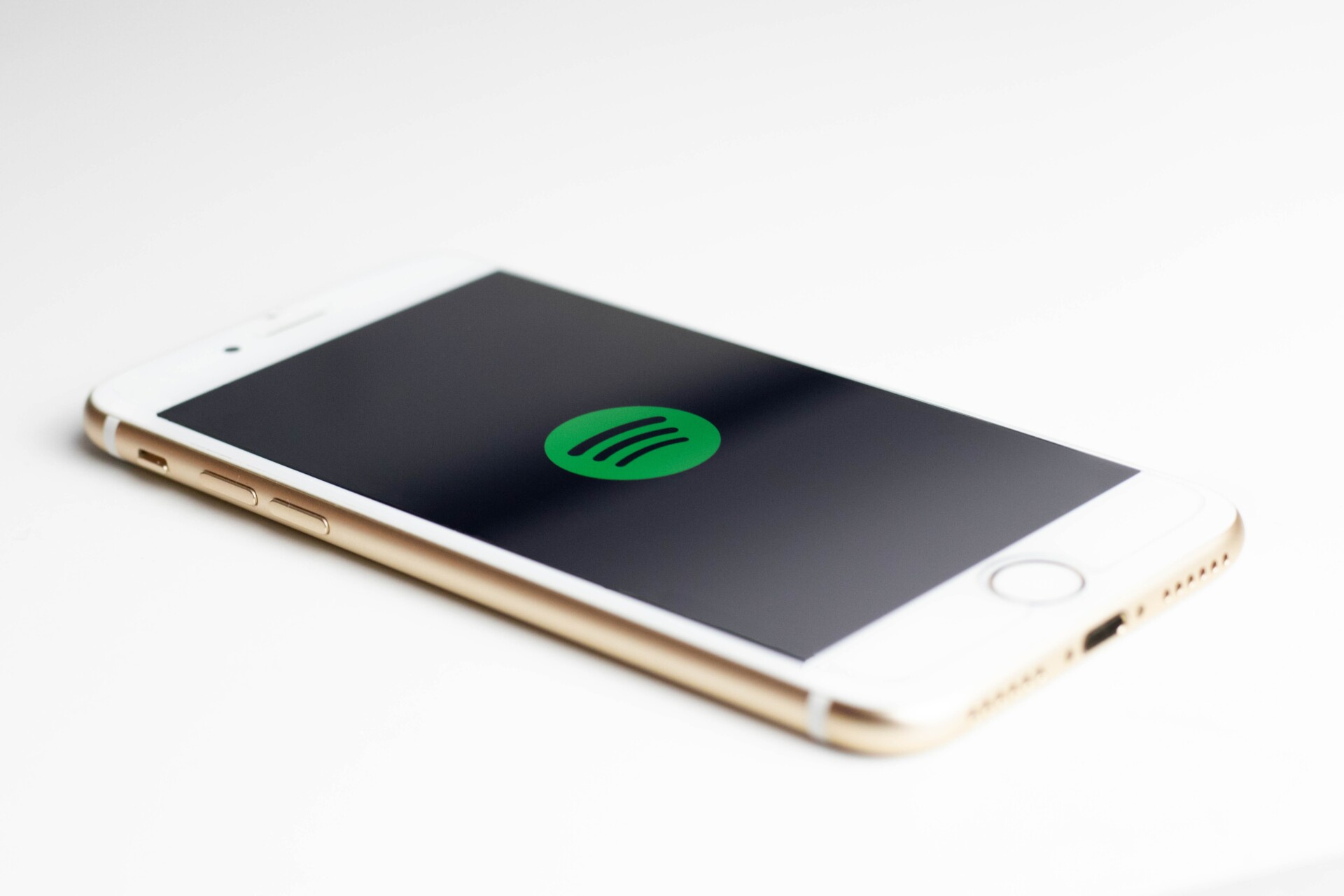 Tο Spotify επαναφέρει τις πολιτικές διαφημίσεις