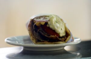 Σουβλάκι: Οι τιμές σε οκτώ περιοχές της Αττικής