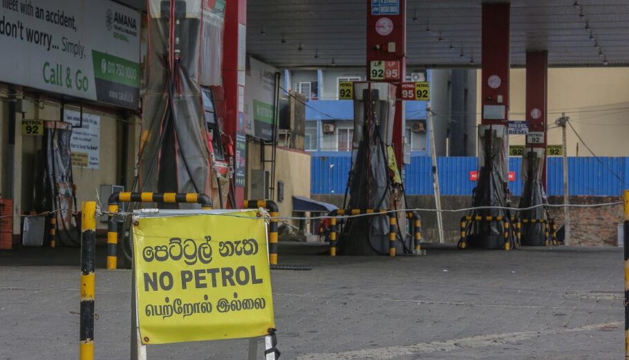 Ελλείψεις στα καύσιμα, στο ναδίρ τα αποθέματα στη Σρι Λάνκα © EPA/CHAMILA KARUNARATHNE