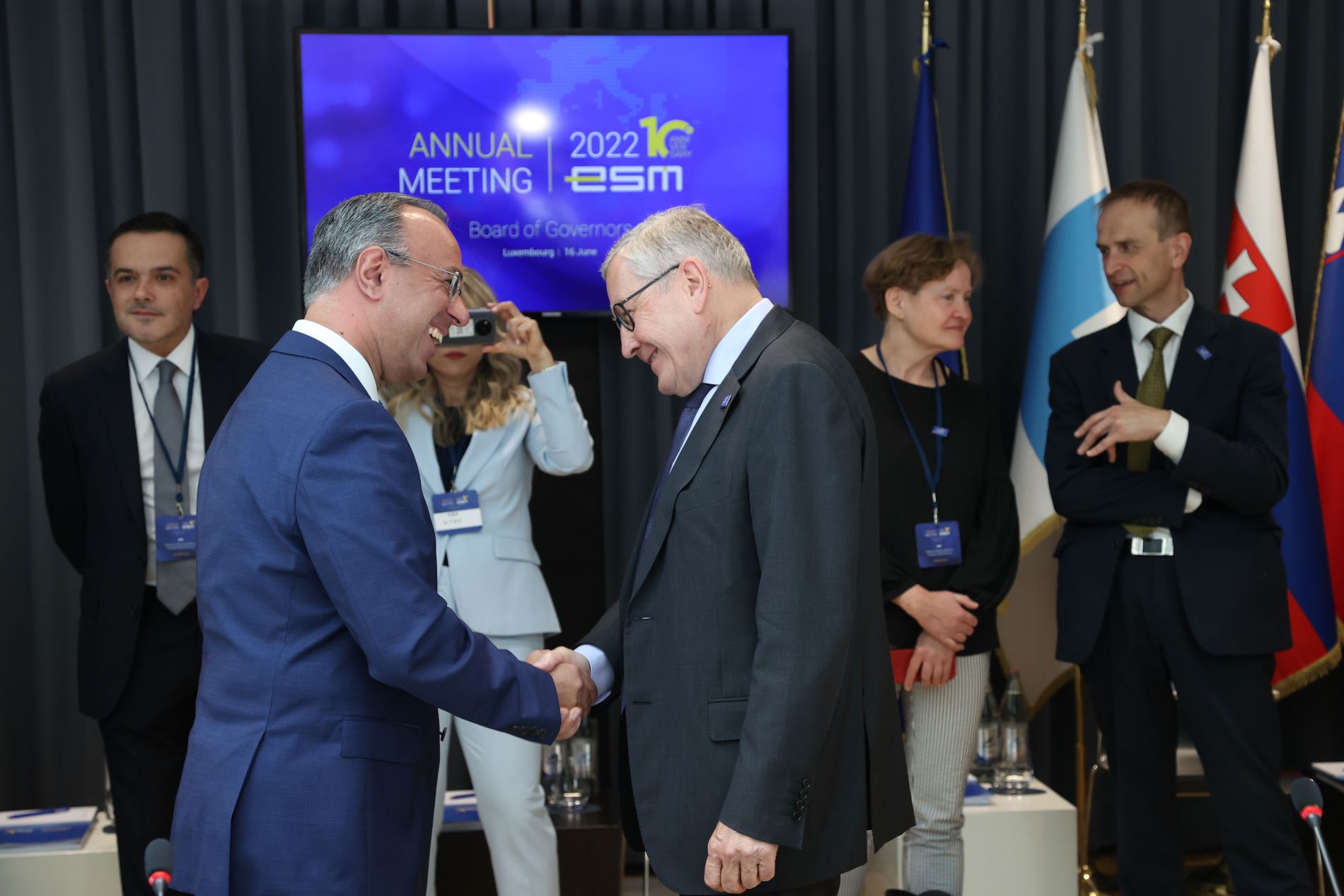 ESM για Ελλάδα: Παραμένει ευάλωτη παρά την ισχυρή ανάκαμψη