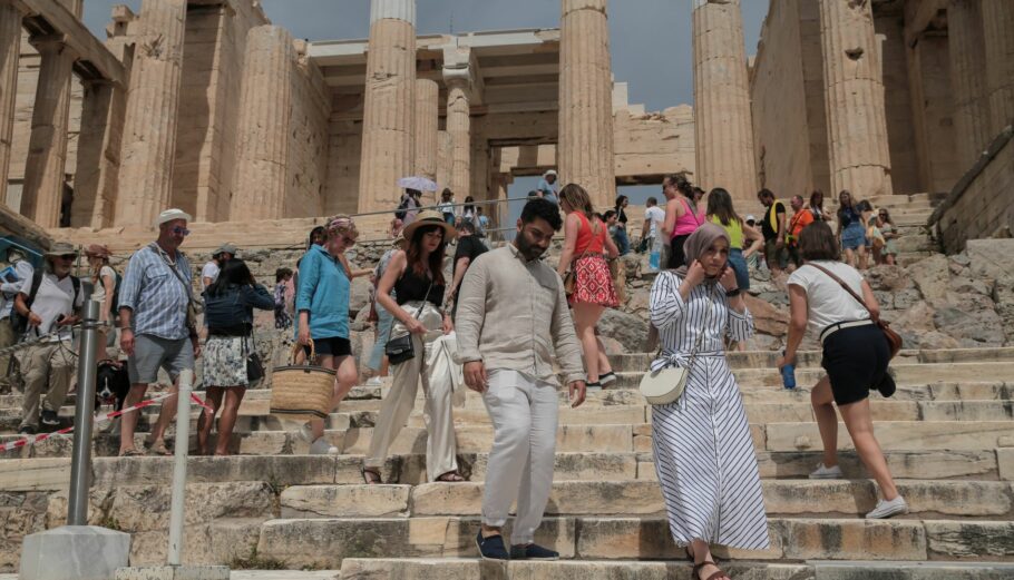 Τουρίστες στην Ακρόπολη ©ΑΠΕ-ΜΠΕ