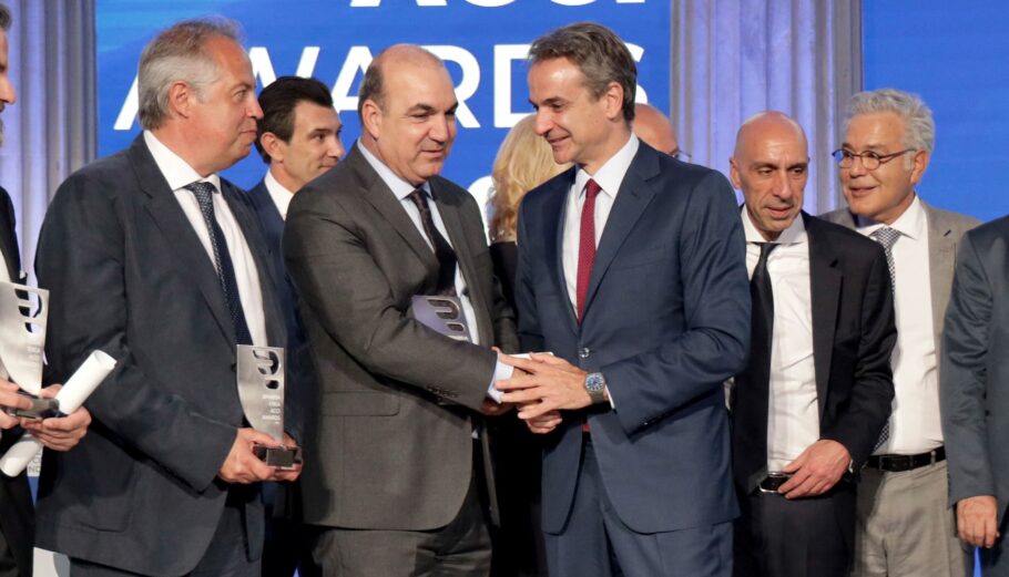 Ο πρωθυπουργός Κυριάκος Μητσοτάκης συγχαίρει τον Γιάννη Μασούτη για το βραβείο του ΕΒΕΑ © Δ. Μασούτης ΑΕ