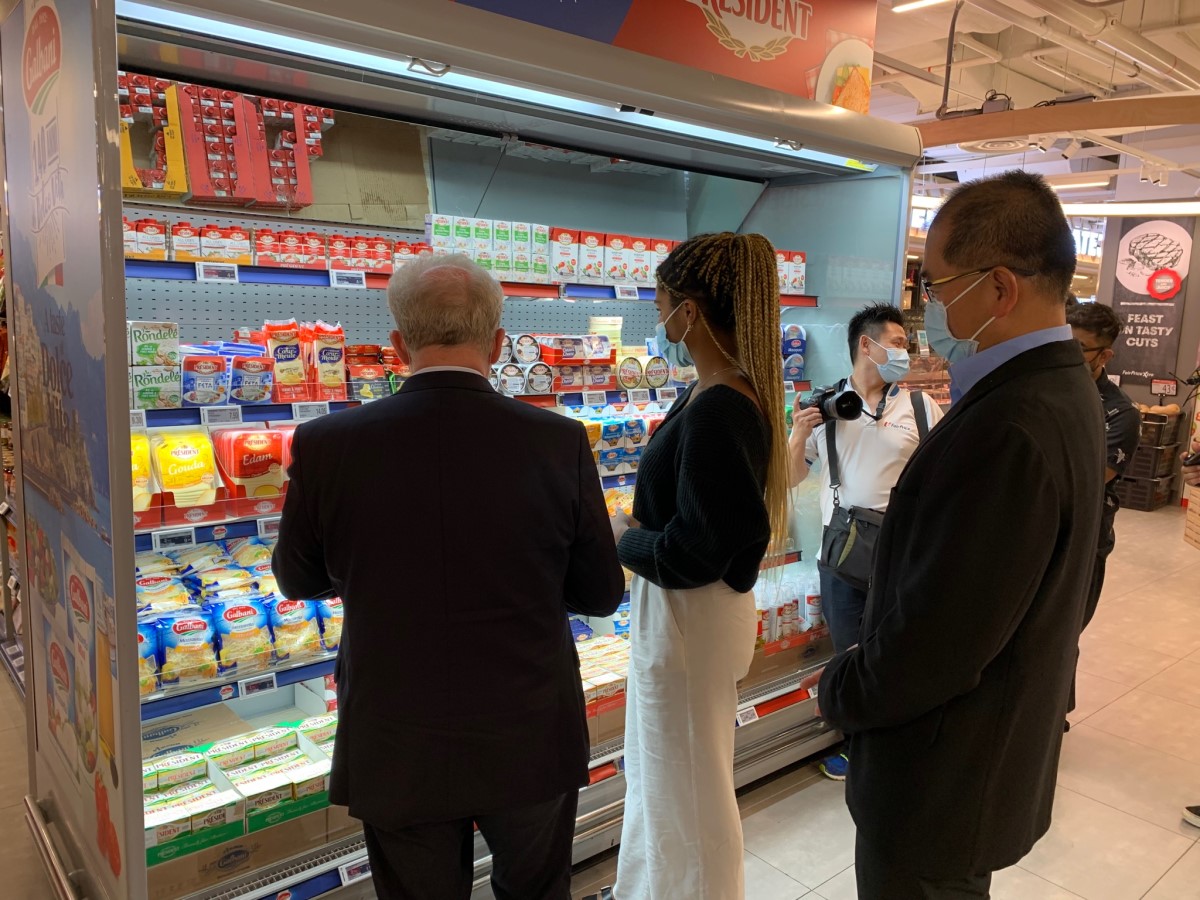 Φέτα Σιγκαπούρη © https://twitter.com/jwojc