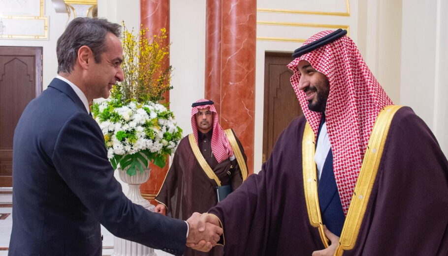 Ο Πρωθυπουργός Κυριάκος Μητσοτάκης συναντήθηκε με τον Διάδοχο του Θρόνου της Σαουδικής Αραβίας, Mohammed bin Salman bin Abdulaziz Al Saud © EPA/BANDAR ALJALOUD / HANDOUT EDITORIAL USE ONLY