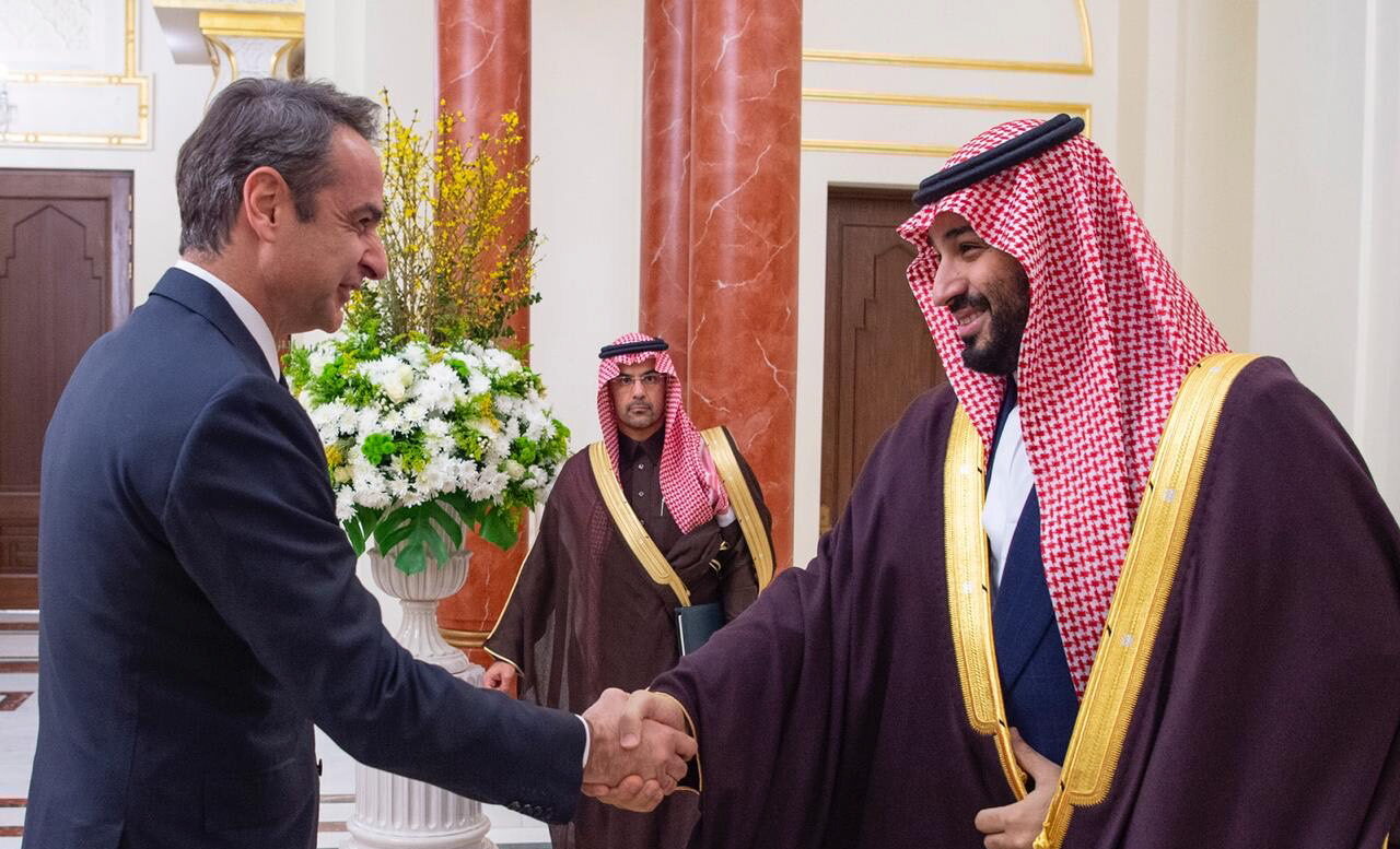 Ο Πρωθυπουργός Κυριάκος Μητσοτάκης συναντήθηκε με τον Διάδοχο του Θρόνου της Σαουδικής Αραβίας, Mohammed bin Salman bin Abdulaziz Al Saud © EPA/BANDAR ALJALOUD / HANDOUT EDITORIAL USE ONLY