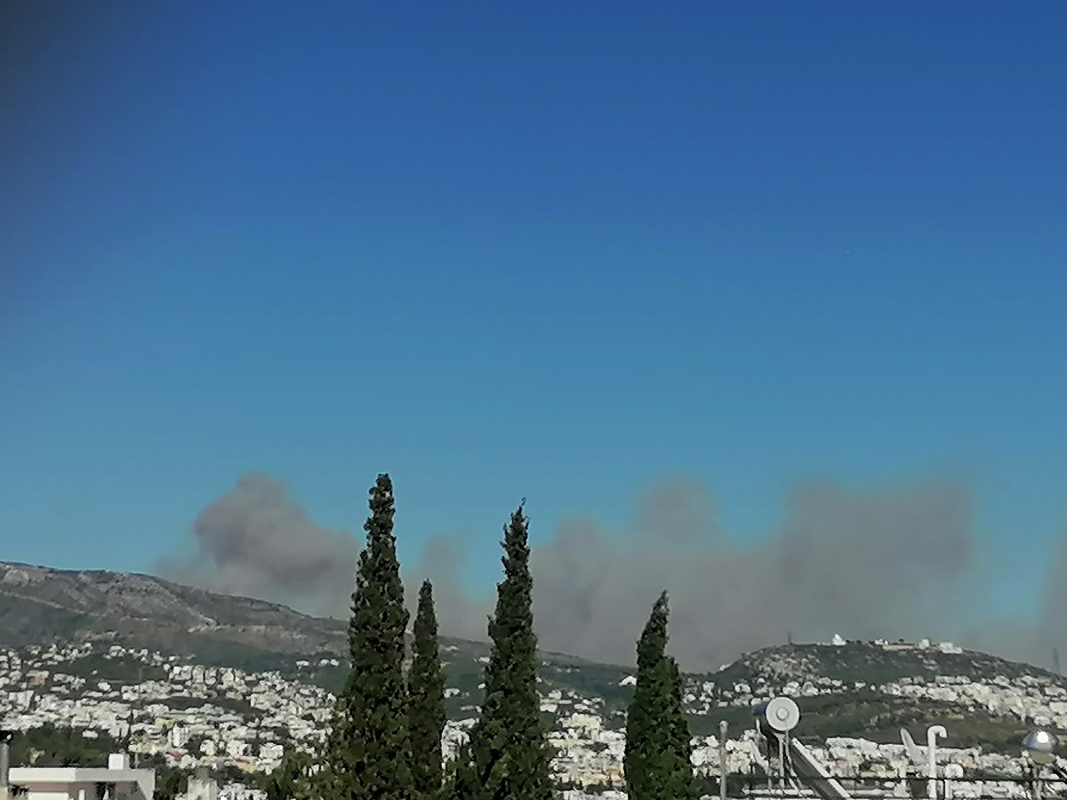 Δύο πύρινα μέτωπα στην Πεντέλη – Εντολή εκκένωσης στο Ντράφι
