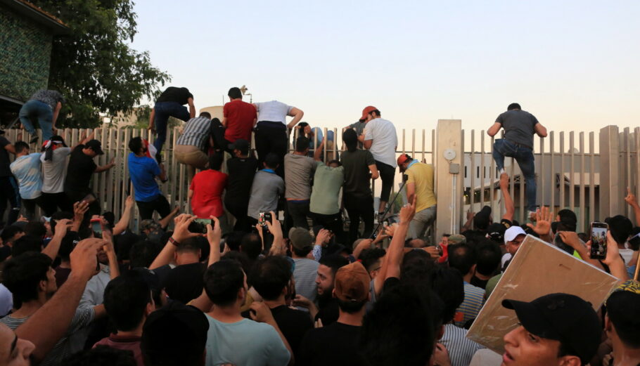 Εισβολή διαδηλωτών στο Κοινοβούλιο του Ιράκ © EPA/AHMED JALIL