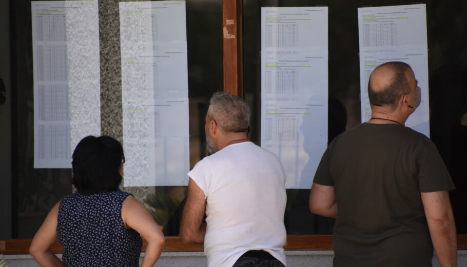 Πανελλαδικές εξετάσεις - Ανάρτηση φωτογραφιών © Eurokinissi