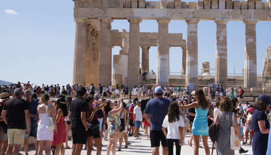 Τουρίστες στην Ακρόπολη © Ευρωκίνηση