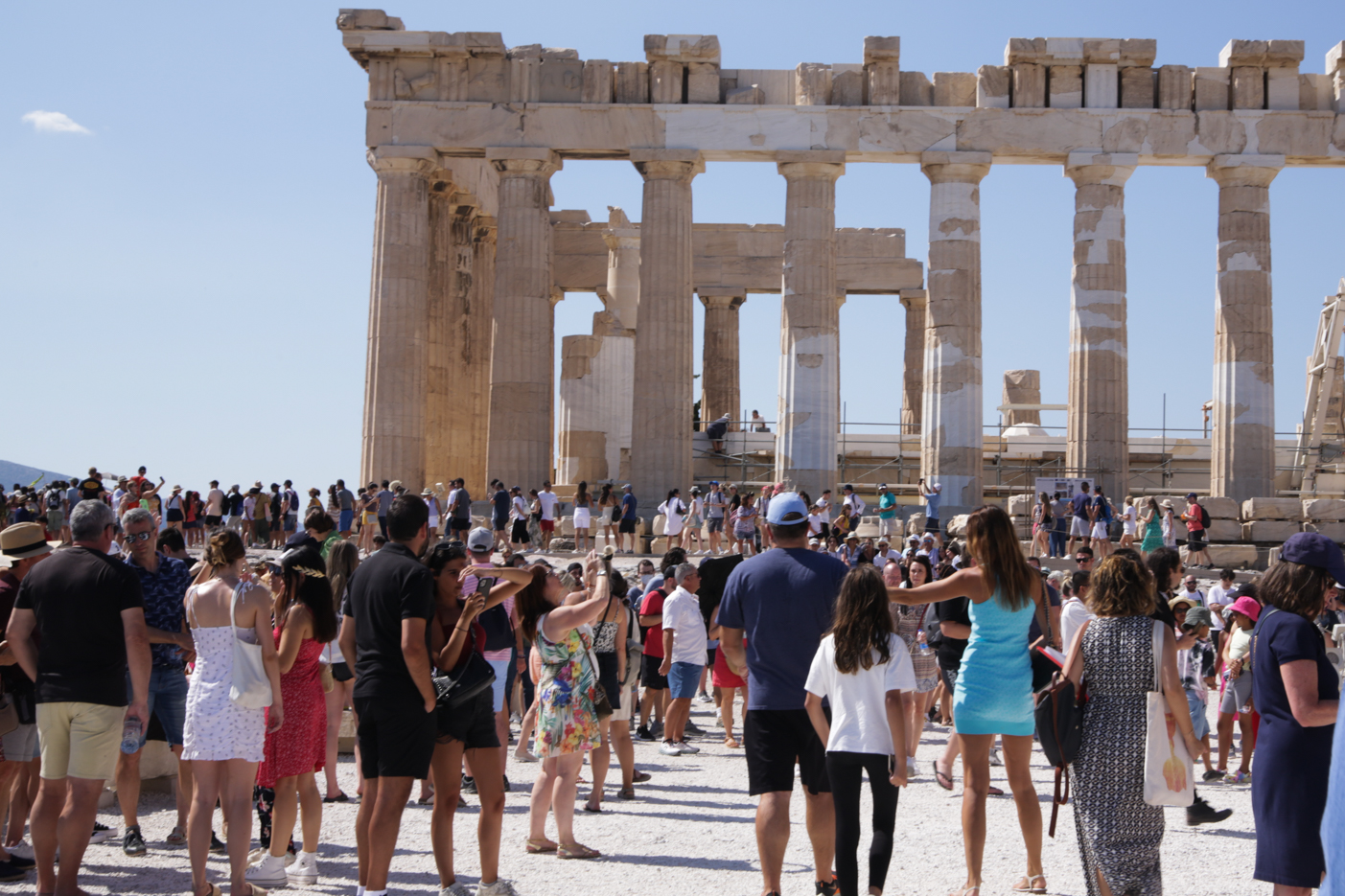 Τουρίστες στην Ακρόπολη © Ευρωκίνηση