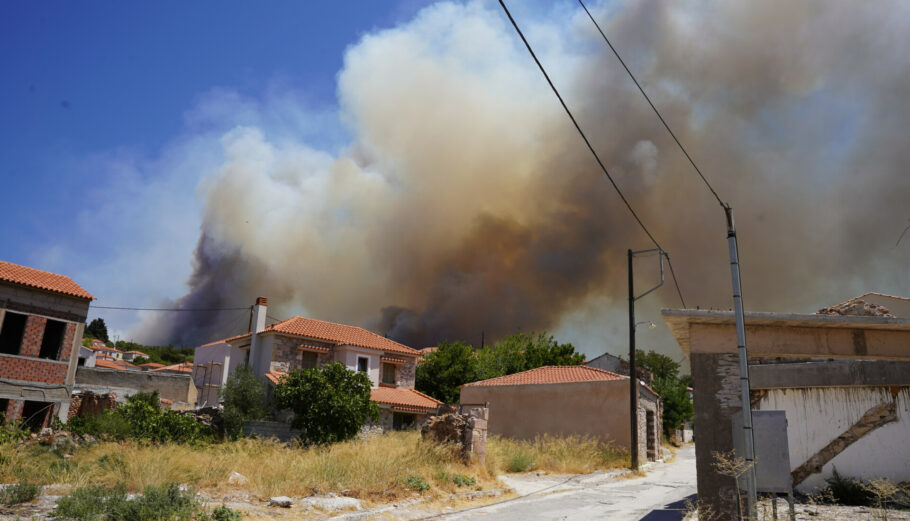 Αναζωπύρωση της πυρκαγιάς στη Λέσβο © Eurokinissi