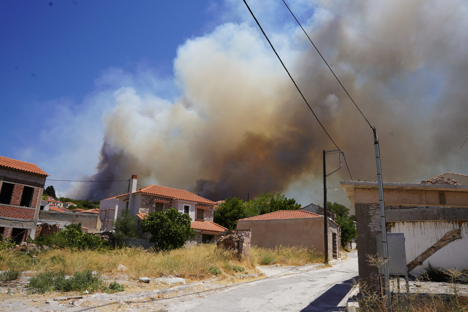 Αναζωπύρωση της πυρκαγιάς στη νότια Λέσβο – Νέο μέτωπο στη Σάμο