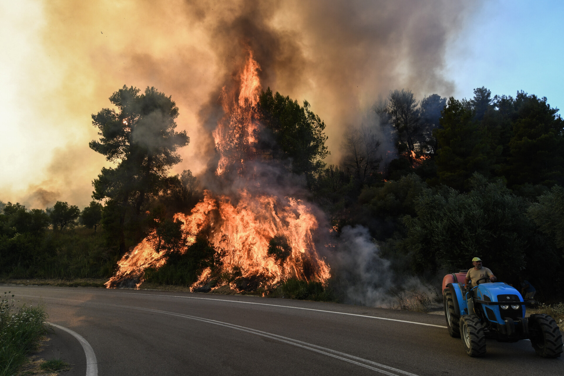 Σε εξέλιξη μεγάλη πυρκαγιά στα Κρέστενα στην Ηλεία © Eurokinissi