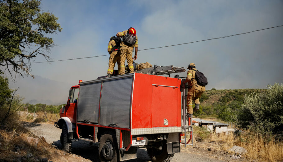 Κατάσβεση πυρκαγιάς στη Λέσβο © Eurokinissi