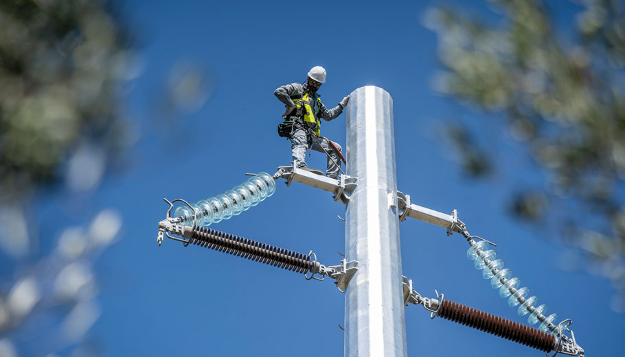 Εναερίτες τοποθετούν σύστημα πυρανίχνευσης σε πυλώνες υψηλής τάσης στο Δάσος της Πάρνηθας © ΑΔΜΗΕ