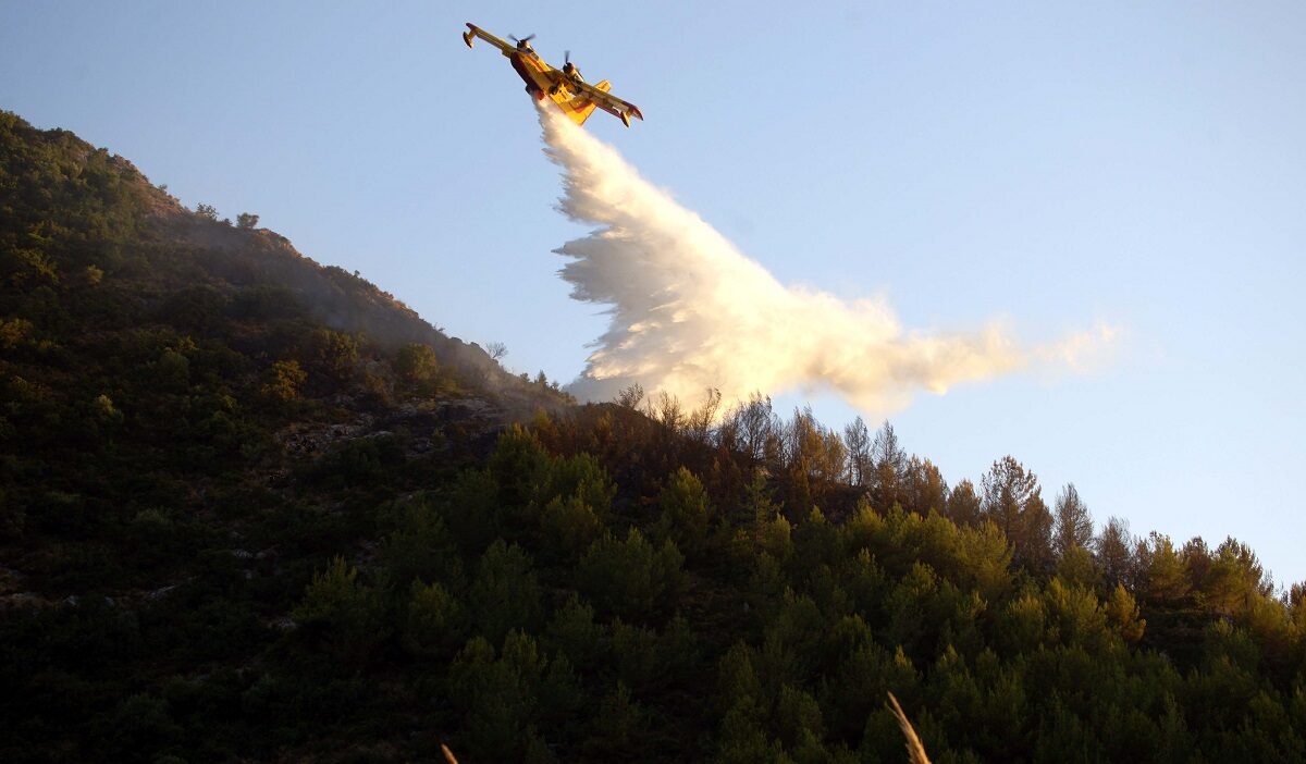 Canadair επιχειρεί σε δασική πυρκαγιά © EUROKINISSI