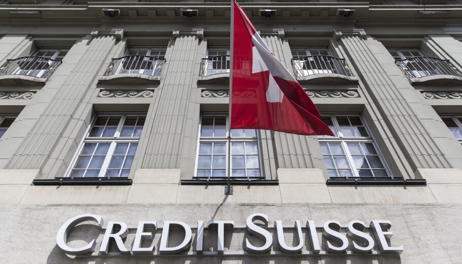 Η Credit Suisse © EPA/PETER KLAUNZER