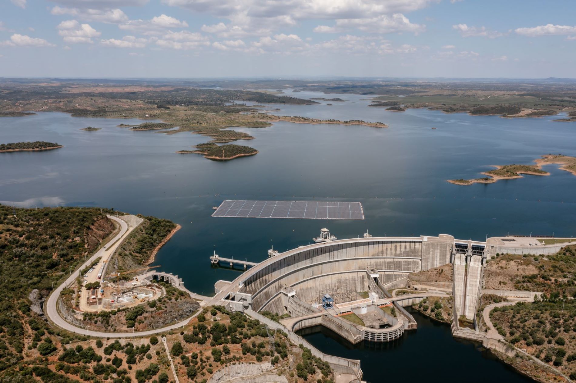 Ο πλωτός ηλιακός σταθμός ενέργειας της EDP στη νότια Πορτογαλία © ΔΤ