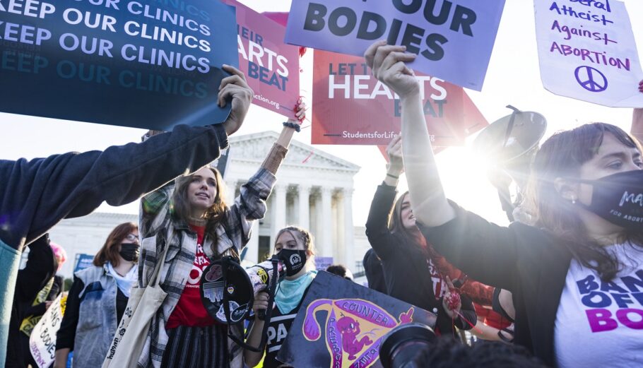 Διαδηλώσεις για την απαγόρευση των αμβλώσεων © EPA/JIM LO SCALZO