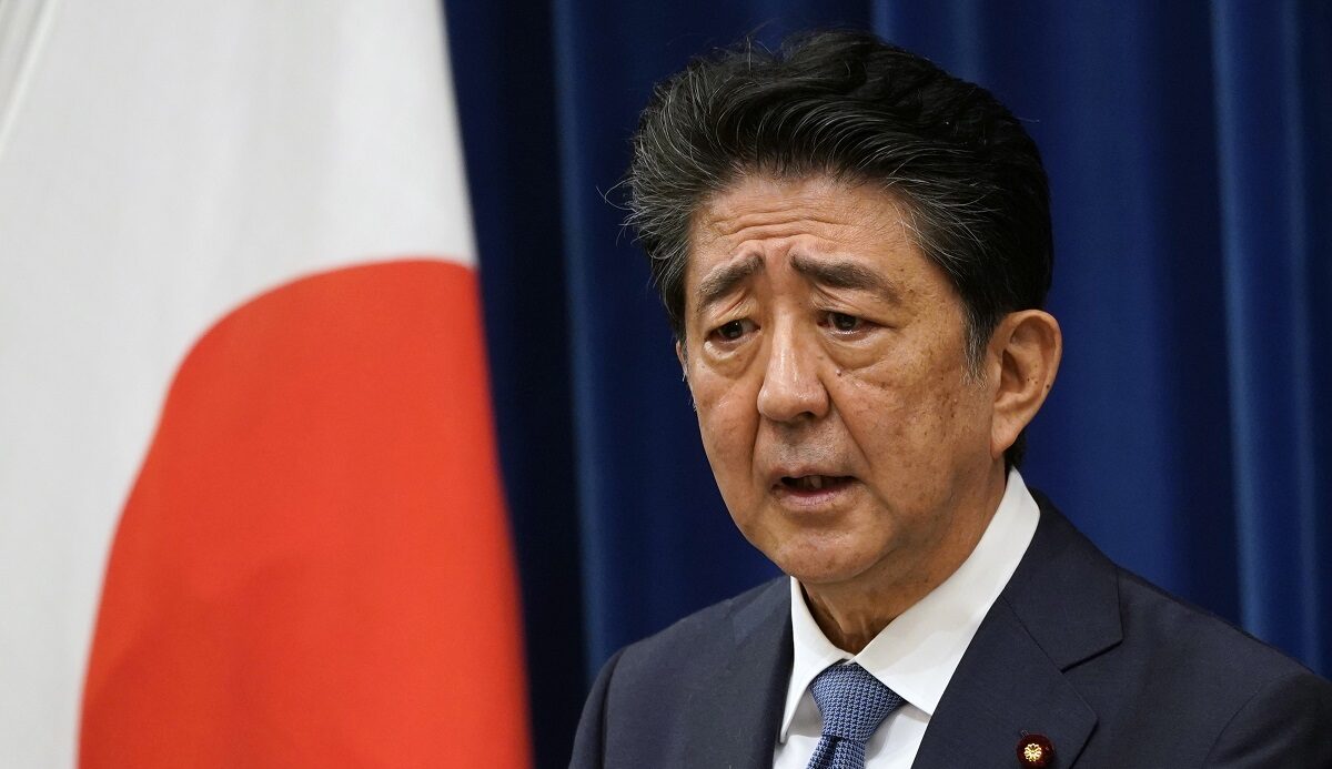 Ο πρώην πρωθυπουργός της Ιαπωνίας Σίνζο Άμπε©EPA/FRANCK ROBICHON / POOL