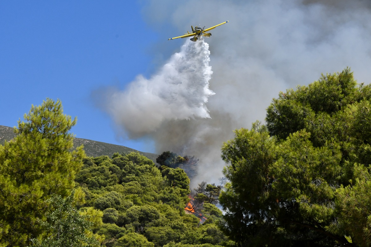 Μάχη με τις αναζωπυρώσεις στην Κρήτη – Καλύτερη η εικόνα στην Αχαΐα