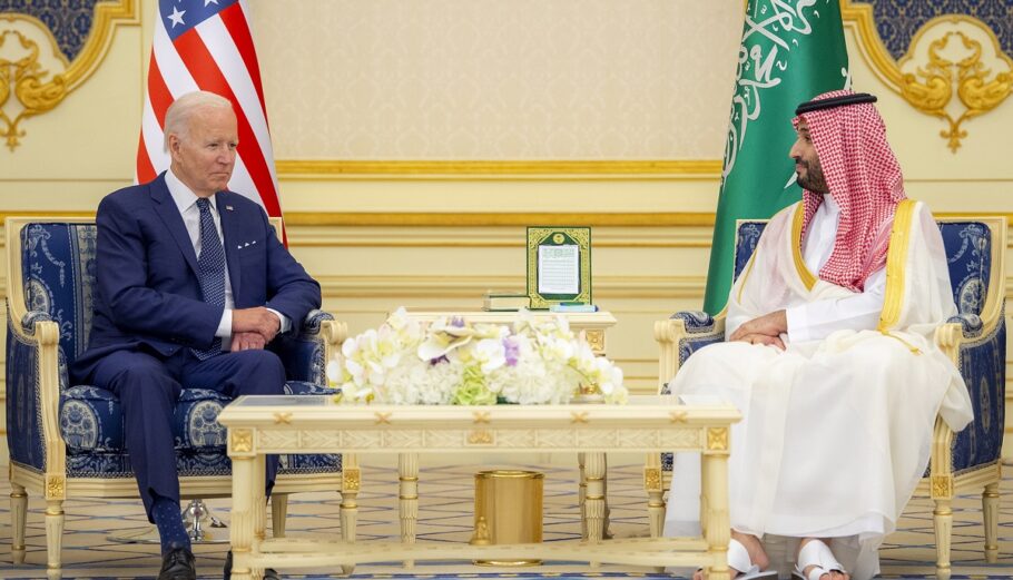 Ο πρίγκιπας διάδοχος του θρόνου της Σαουδική Αραβία  Μοχάμεντ μπιν Σαλμάν μαζί με τον πρόεδρο των ΗΠΑ, Τζο Μπάιντεν © EPA