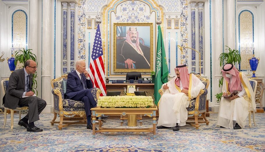 Ο πρίγκιπας διάδοχος του θρόνου της Σαουδική Αραβία  Μοχάμεντ μπιν Σαλμάν μαζί με τον πρόεδρο των ΗΠΑ, Τζο Μπάιντεν © EPA/BANDAR ALJALOUD