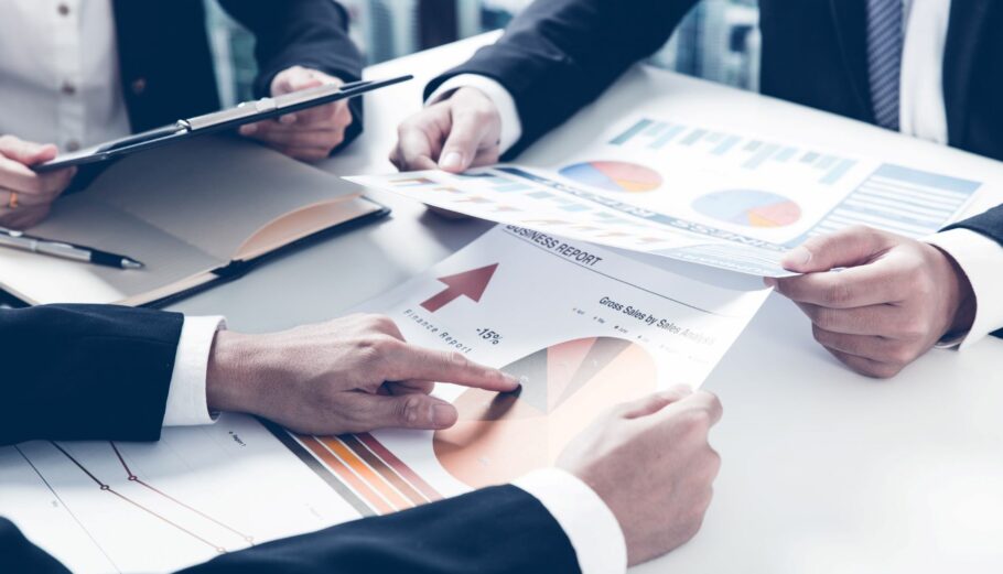 Τα ελληνικά digital σούπερ μάρκετ, τα συμβόλαια των Big Four, οι ταύροι του 2023 και το deal της ΔΕΗ