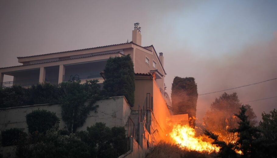 Οι φλόγες σε σπίτι στο Ντράφι ©Eurokinissi