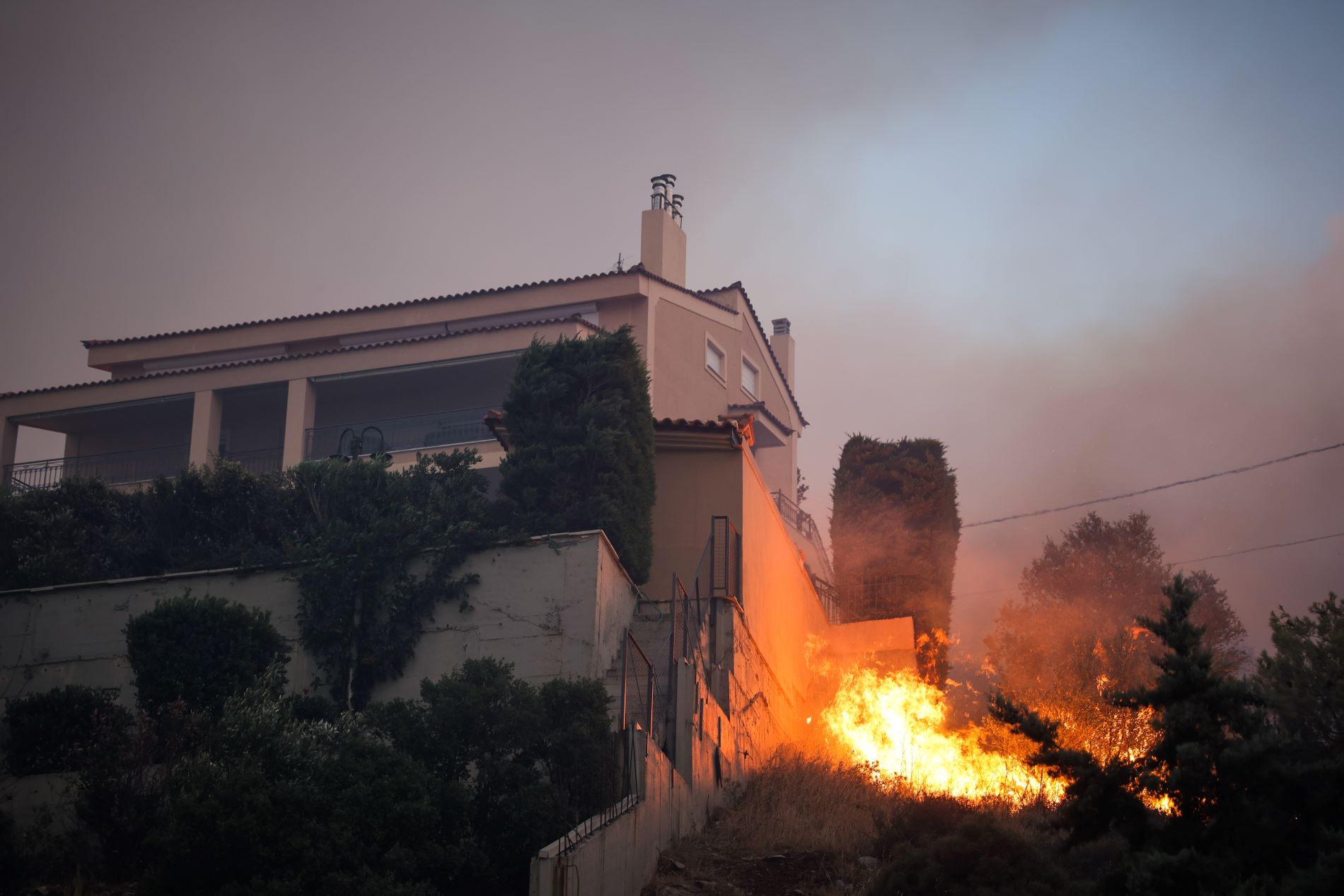 Οι φλόγες σε σπίτι στο Ντράφι ©Eurokinissi