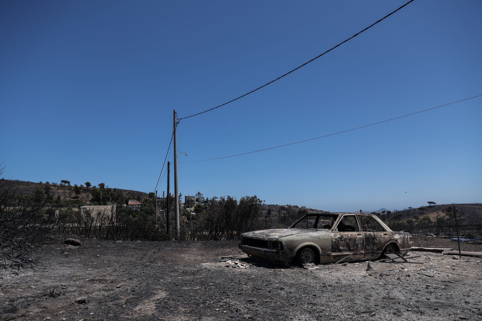 Καμμένο αυτοκίνητο στην Πεντέλη ©Eurokinissi