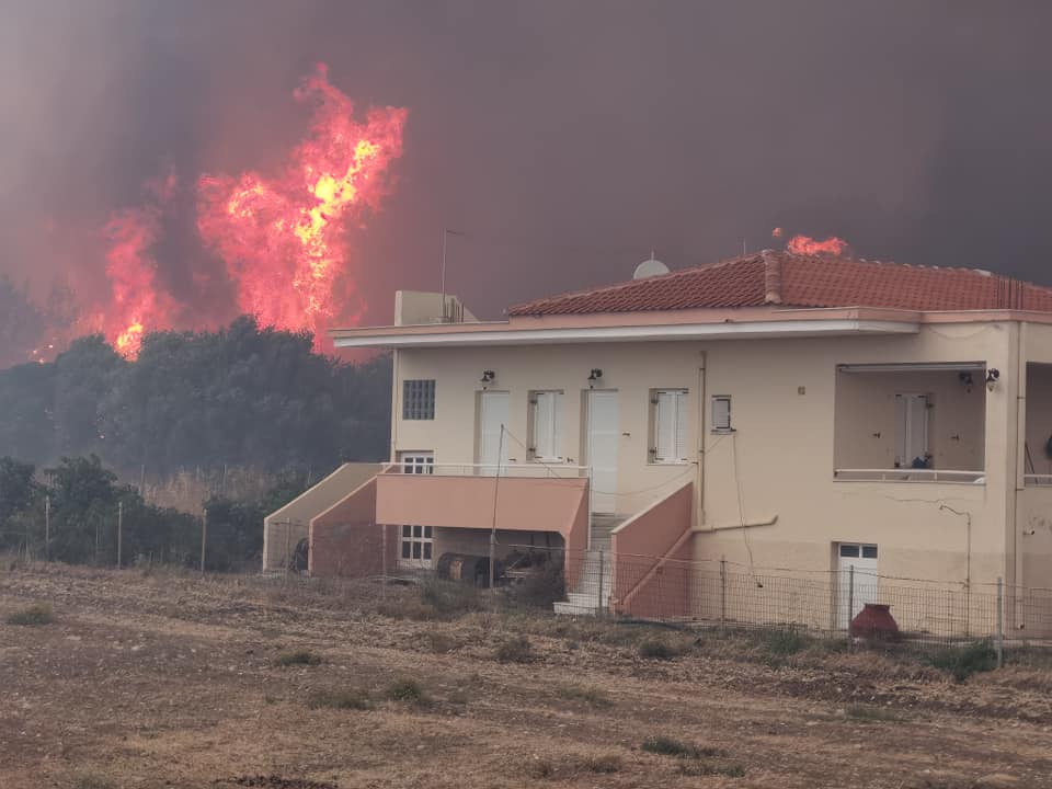 Μαίνεται η φωτιά στη Λέσβο – Καίγονται σπίτια
