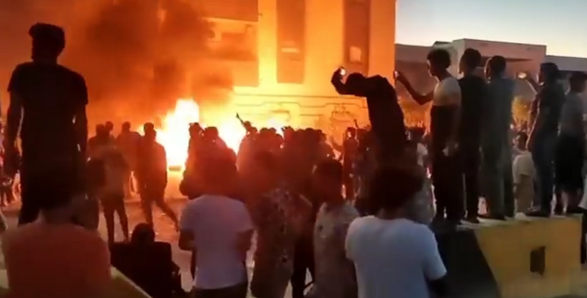 Εισβολή στο κοινοβούλιο της Λιβύης© twitter.com/_A
